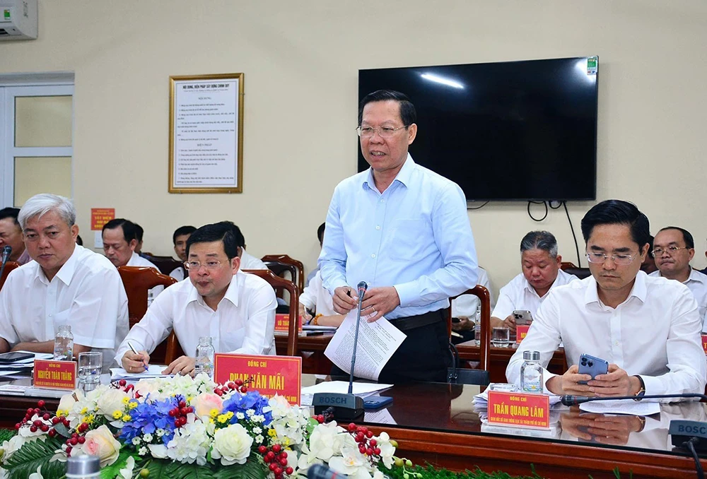 Phó Bí thư Thường trực Thành ủy, Chủ tịch UBND TP.HCM Phan Văn Mãi cảm ơn tinh thần quyết liệt của Bộ Quốc phòng. Ảnh: MOD