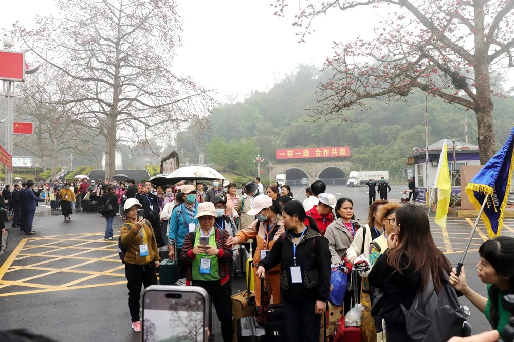 Đoàn khách Trung Quốc chuẩn bị nhập cảnh Việt Nam vào ngày 15-3. Ảnh: THÚY HÀ.