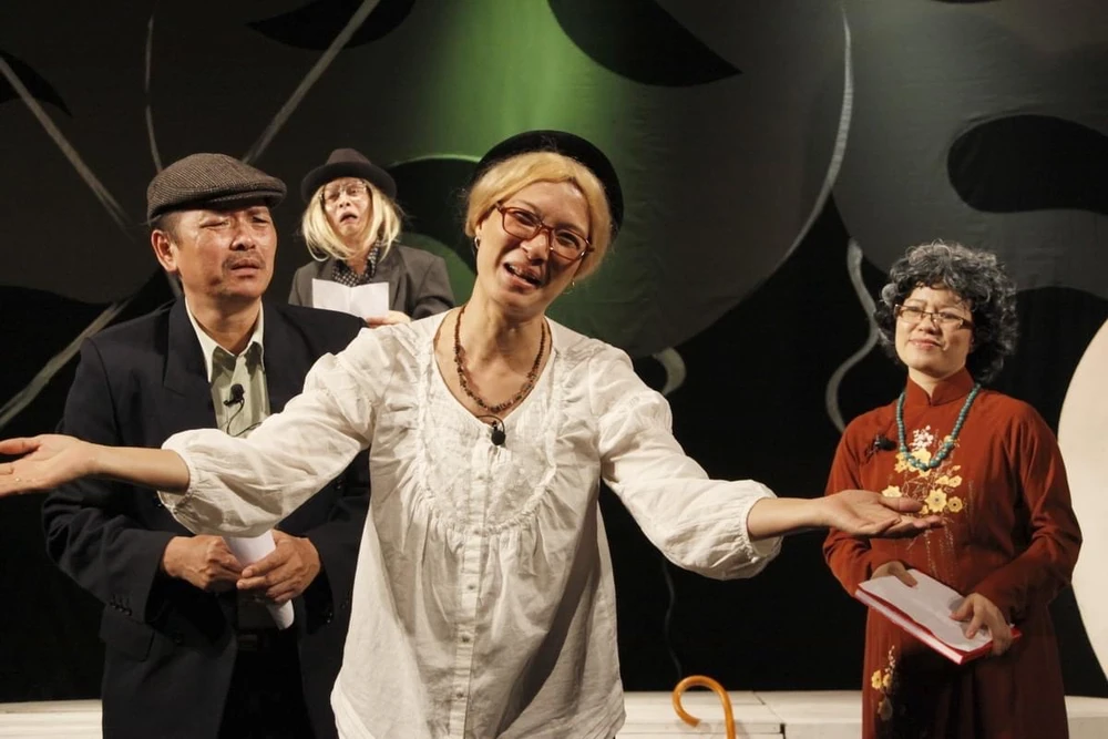 Các nghệ sĩ trong vở 'Đời cười' của Nhà hát Tuổi trẻ nhiều năm qua. Ảnh: NHTT.