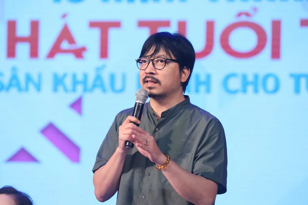 'Giáo sư Cù Trọng Xoay' phát biểu tại buổi thông tin về chuỗi sự kiện của Nhà hát Tuổi trẻ. Ảnh: VT
