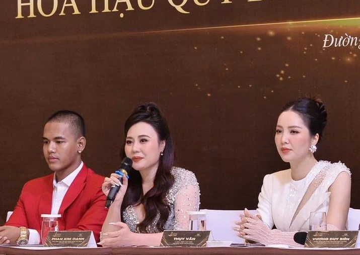 Bà Phan Kim Oanh – Trưởng BTC cuộc thi trả lời câu hỏi của báo chí.