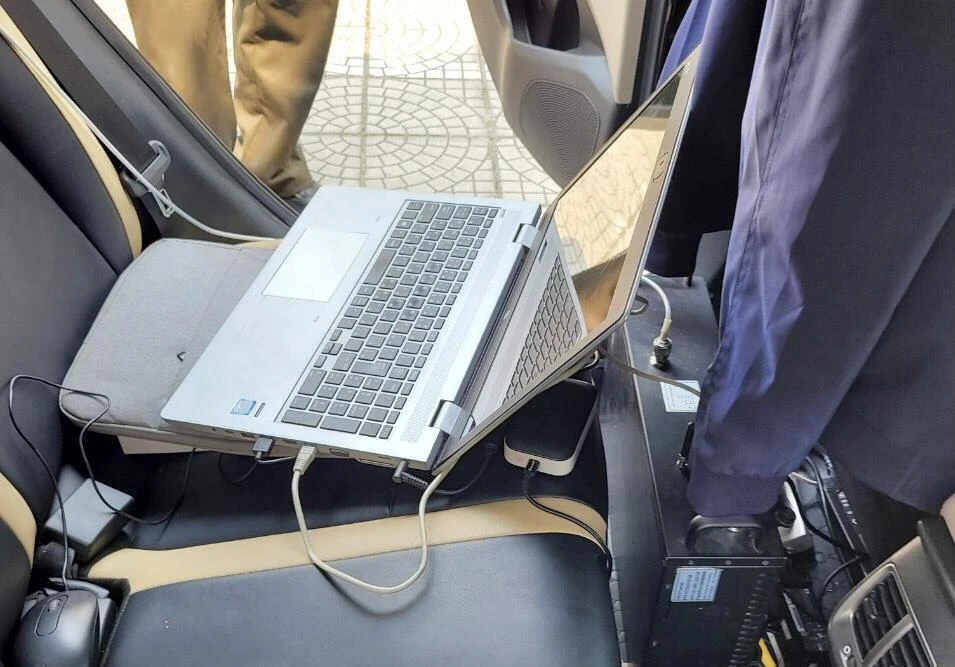 Đối tượng xấu sử dụng trạm BTS giả (nhỏ như CPU máy tính, ngụy trang bằng treo áo ở trên) kết nối máy tính để trên ô tô đến nơi tập trung dân cư để phát tán tin nhắn rác, tin nhắn lừa đảo. Ảnh: Cục Tần số vô tuyến điện.