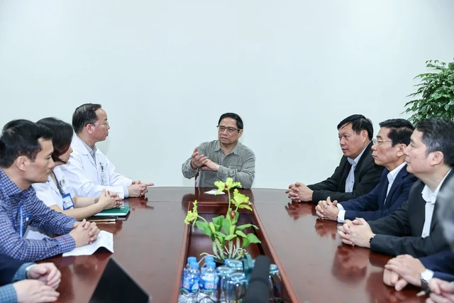 Thủ tướng kiểm tra, khảo sát đột xuất tại Bệnh viện Nhiệt đới Trung ương - Ảnh: VGP.
