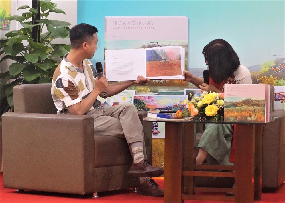 Theo các khách mời, việc đặt trích đoạn bên cạnh một bức tranh khiến việc đọc trở nên thú vị, trực quan hơn. Ảnh: VIẾT THỊNH