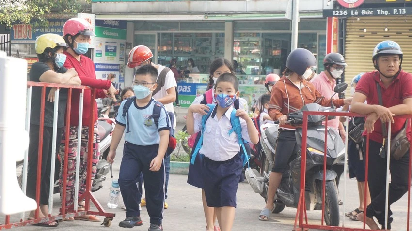 Học sinh Trường Tiểu học Lê Văn Thọ, quận Gò Vấp đeo khẩu trang khi tới trường. Ảnh: NGUYỄN QUYÊN.