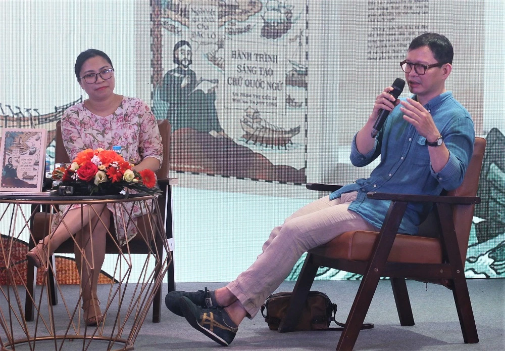 Họa sĩ Tạ Huy Long chia sẻ về quá trình thực hiện cuốn sách. Ảnh: VT