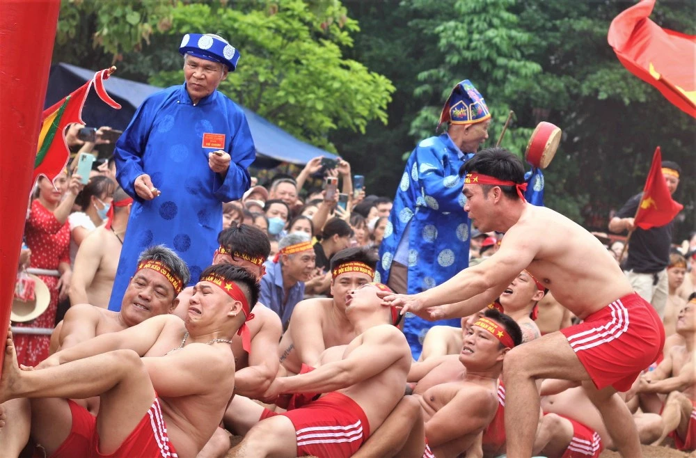 Đây không phải là trò chơi mà là khát vọng của một nghi lễ cầu cho một năm mưa thuận gió hòa, nhân dân hạnh phúc, xóm làng yên vui. Ảnh: VIẾT THỊNH.