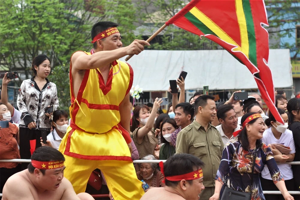 Sự kiện luôn thu hút sự quan tâm và cổ động nhiệt tình của người dân địa phương. Ảnh: VIẾT THỊNH.