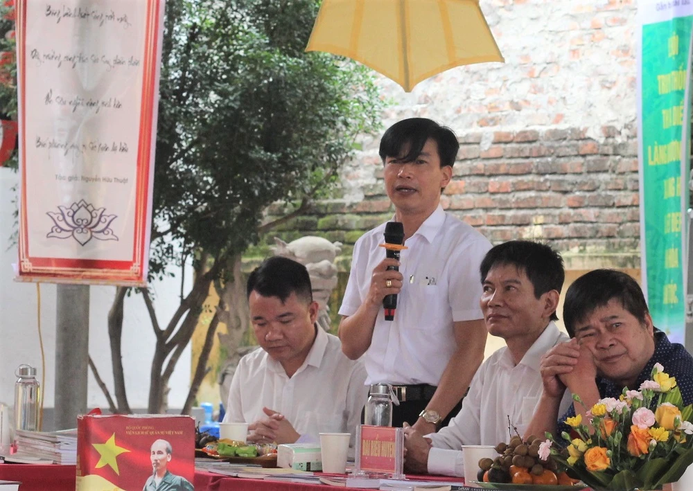 Ông Phạm Văn Chiến, Phó chủ tịch UBND xã Hồng Hà trả lời câu hỏi của báo chí. Ảnh: VT