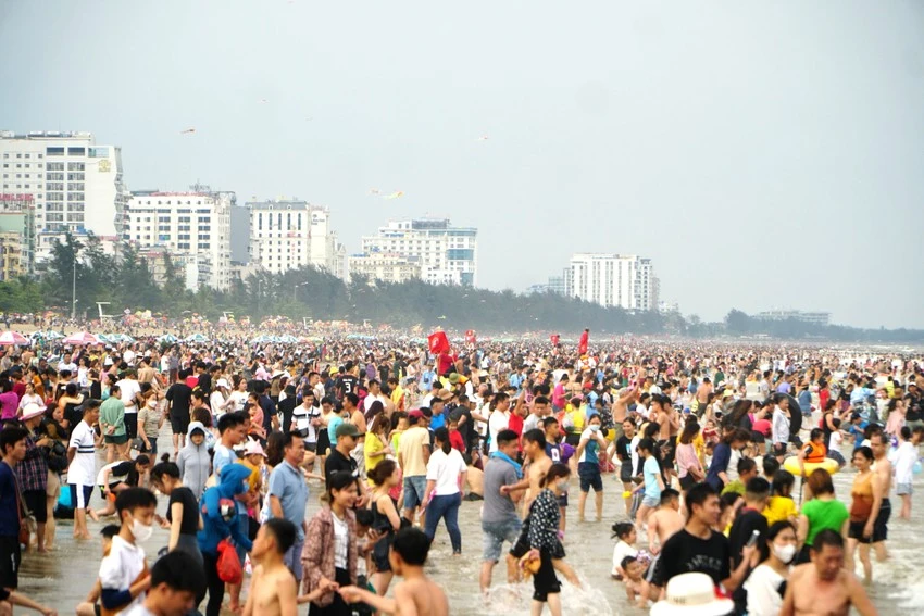 Du khách đổ về tắm biển tại Sầm Sơn. Ảnh: ĐẶNG TRUNG.
