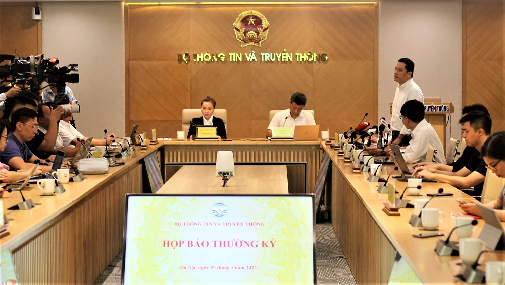 Ông Lê Quang Tự Do, Cục trưởng Cục Phát thanh, Truyền hình và Thông tin điện tử trả lời câu hỏi tại cuộc họp báo. Ảnh: VIẾT THỊNH.