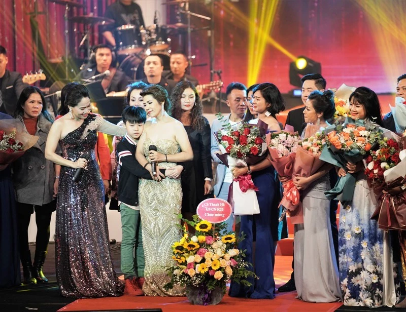 Cậu con trai Chí Nam ôm chặt mẹ khi đêm diễn Vy Concert kết thúc. Ảnh TUỆ ÂN