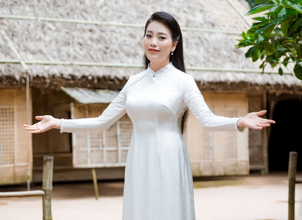 Hình ảnh ca sỹ Huyền Trang trong MV.