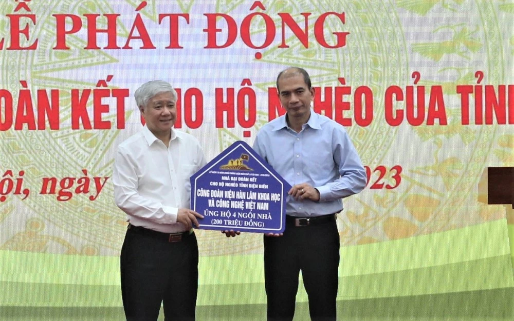 Các cơ quan, đơn vị ủng hộ trực tiếp tại lễ phát động. Ảnh: VT.