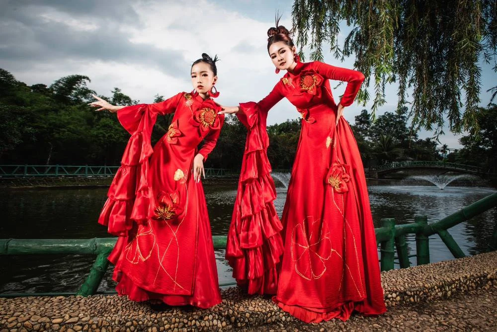 NTK Thạch Linh và mẫu nhí Nhã Uyên. Ảnh: Cuốn Ratio