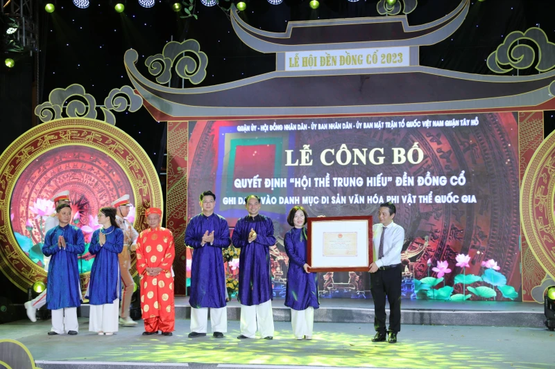 Thứ trưởng Bộ VH-TT&amp;DL Hoàng Đạo Cương trao Quyết định Di sản văn hóa phi vật thể quốc gia Hội thề Trung hiếu đền Đồng Cổ.