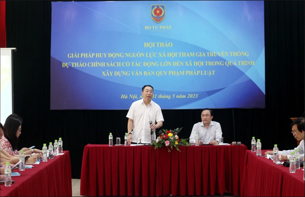 Ông Lê Vệ Quốc, Vụ trưởng Vụ Phổ biến giáo dục pháp luật, Bộ Tư pháp chủ trì hội thảo.