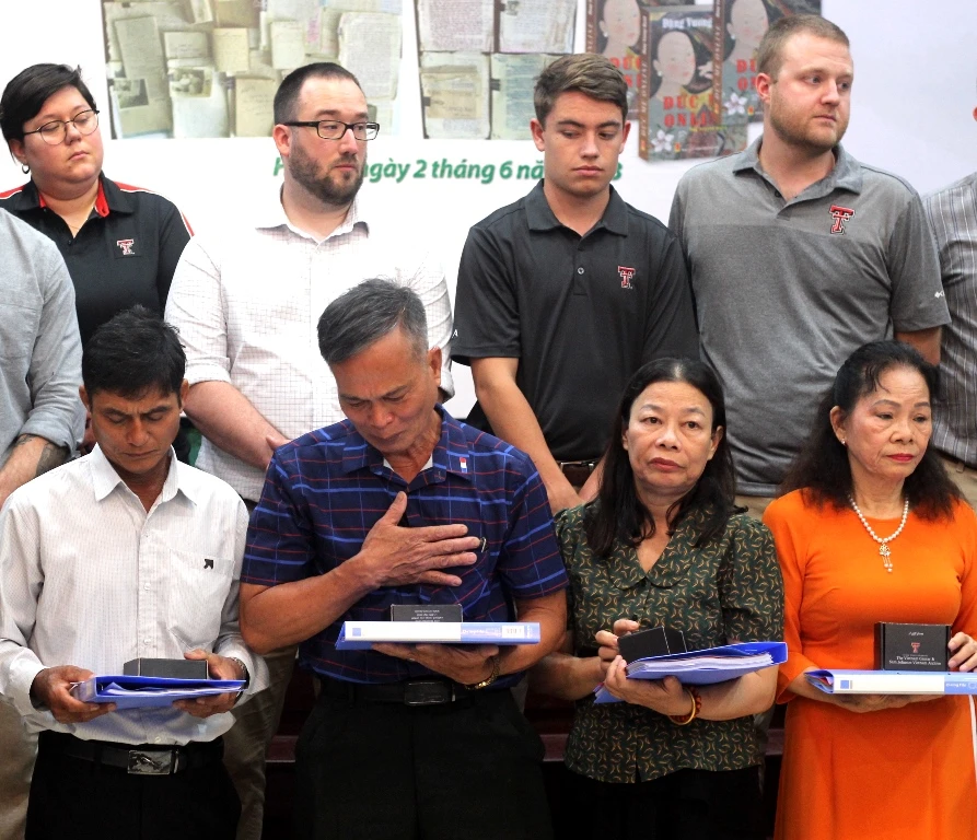 Ông Phan Đình Đều (em ruột của liệt sĩ Phan Đình Điều) bày tỏ xúc động khi tiếp nhận lại kỷ vật. Ảnh VT.