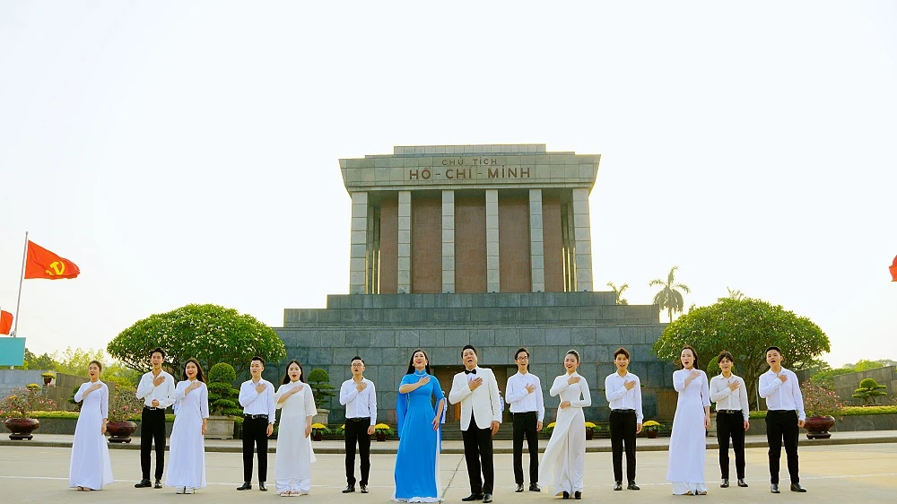  Bài thơ 'Người đi tìm hình của nước' được phổ nhạc ảnh 2