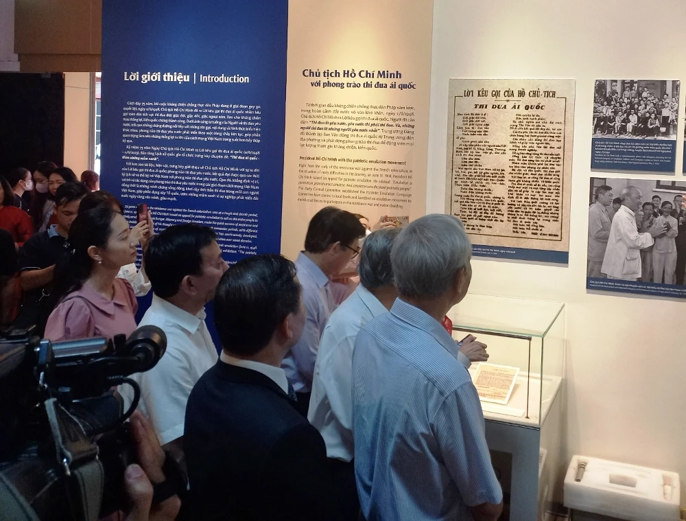 Các đại biểu tham quan không gian trưng bày. Ảnh: VT.