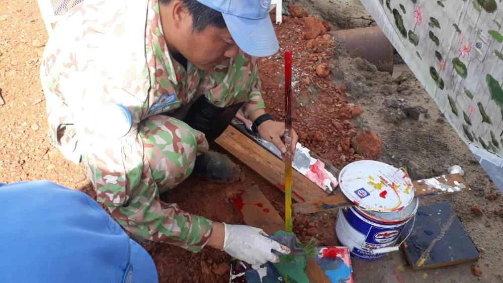 Các lính thợ Đội Công binh xử lý những phần rỉ sét, mục nát. Ảnh: Đội Công binh Việt Nam.