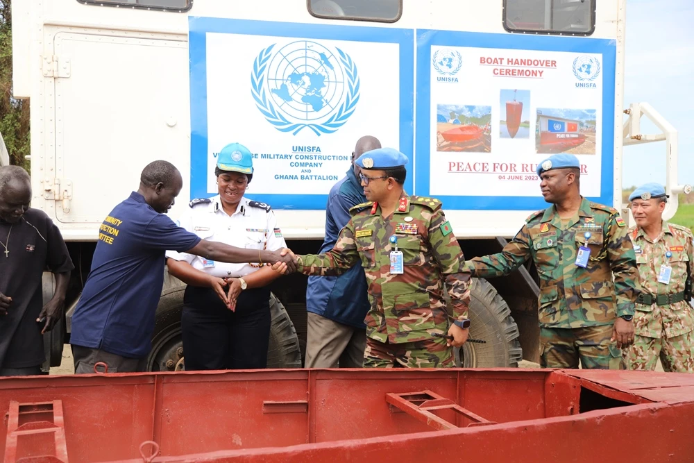 Chuẩn tướng Abu Syed Mohammod Bakir cùng lãnh đạo Phái bộ tại buổi bàn giao thuyền. Ảnh: Đội Công binh Việt Nam.