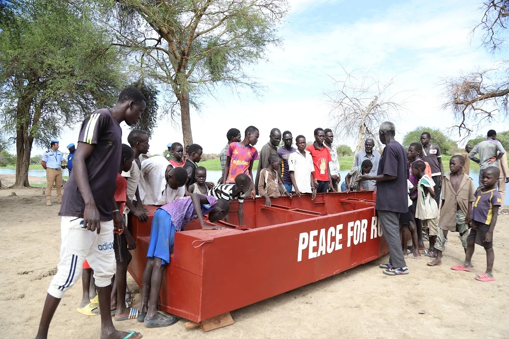 Người dân vui mừng bên chiếc thuyền vừa được sửa chữa. Đội Công binh Việt Nam.