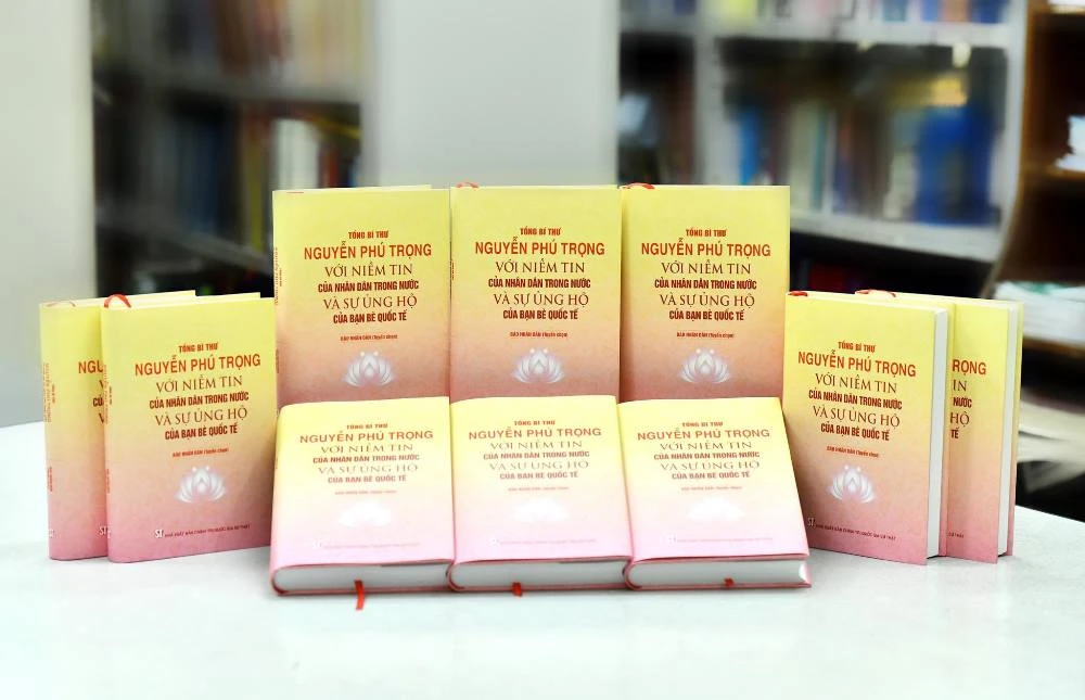 Sách gồm 600 trang được chia làm ba phần. Ảnh: ND.