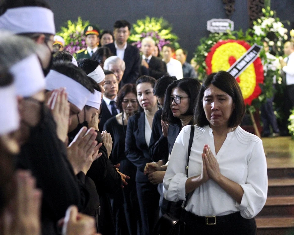 Nhiều người không kìm được nước mắt. Ảnh: VT.