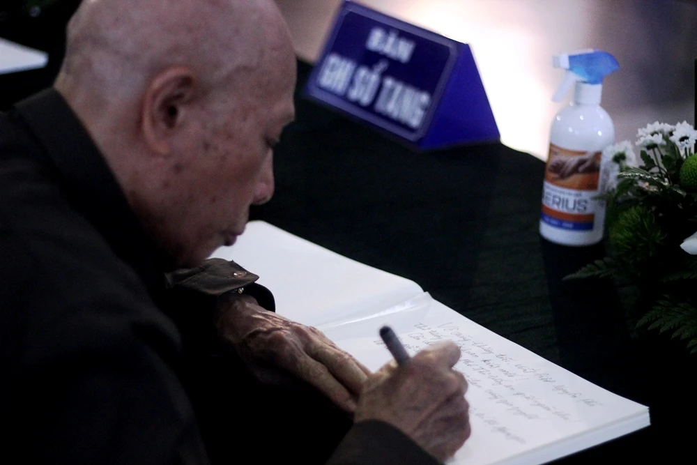 Ghi sổ tang, nhiều người nhắc nhớ lại kỷ niệm khi được làm việc cùng nguyên Phó Thủ tướng. Ảnh: VT