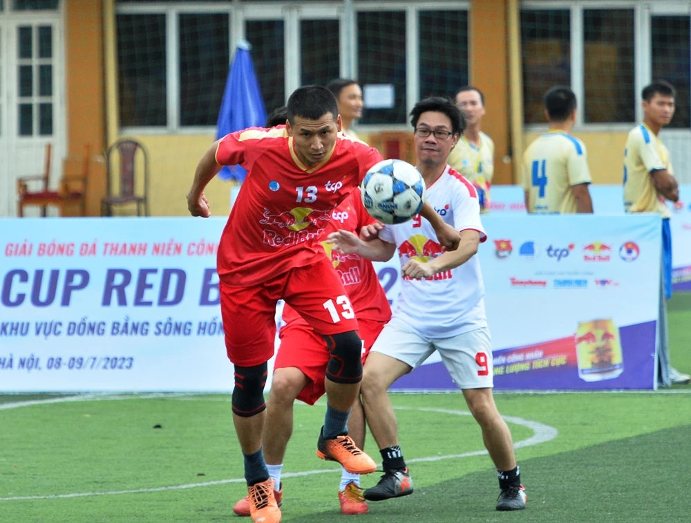 Ngay sau lễ khai mạc, các đội bóng đã tham gia tranh tài. Ảnh: HẢI ĐĂNG.