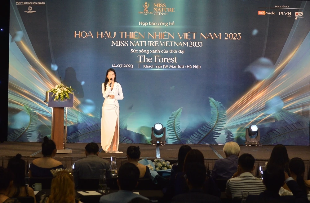 Bà Minh Anh - Phó Trưởng BTC Miss Nature Vietnam trả lời câu hỏi của báo chí.