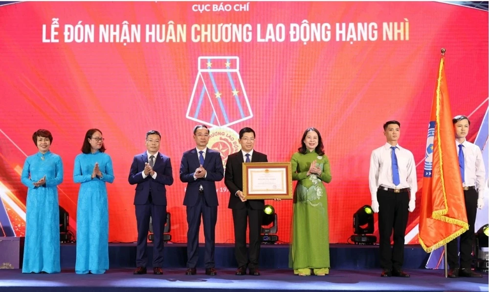 Cục Báo chí vinh dự nhận Huân chương lao động hạng Nhì của Chủ tịch nước. Ảnh: PHẠM HẢI. Cục Báo chí vinh dự nhận Huân chương lao động hạng Nhì của Chủ tịch nước. Ảnh: PHẠM HẢI.