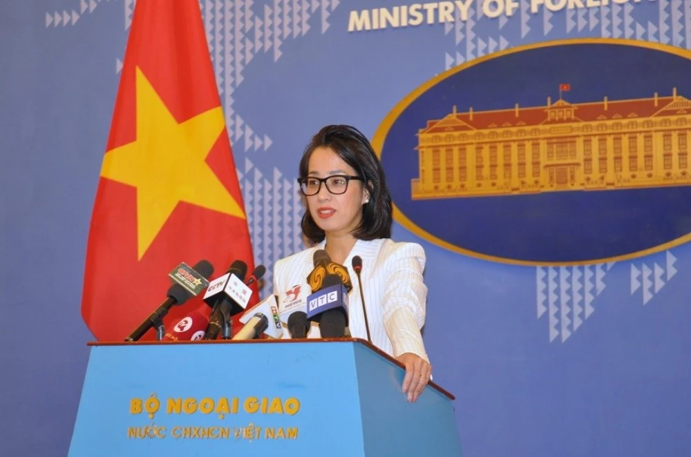 Người Phát ngôn Bộ Ngoại giao Phạm Thu Hằng trả lời câu hỏi của báo chí. Ảnh: TG&amp;VN.
