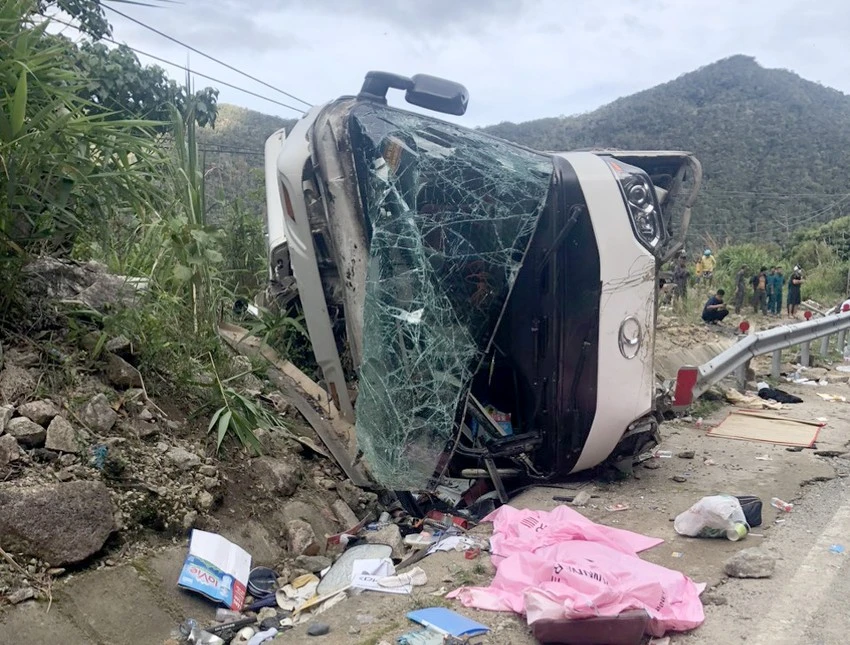 Xe khách lật trên đèo Khánh Lê khiến bốn du khách Trung Quốc tử vong. Ảnh: TT