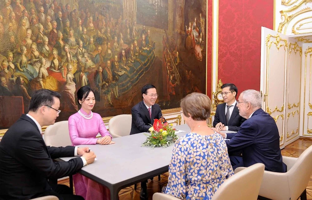 Chủ tịch nước Võ Văn Thưởng cùng Phu nhân và Tổng thống Áo Alexander Van der Bellen và Phu nhân có cuộc gặp ngay tại phòng làm việc của Tổng thống Áo. Ảnh: TG&amp;VN.