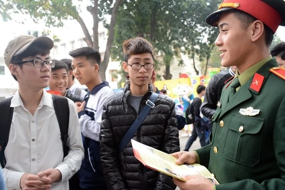 Thí sinh tìm hiểu thông tin về các trường quân đội. Ảnh: QĐND.