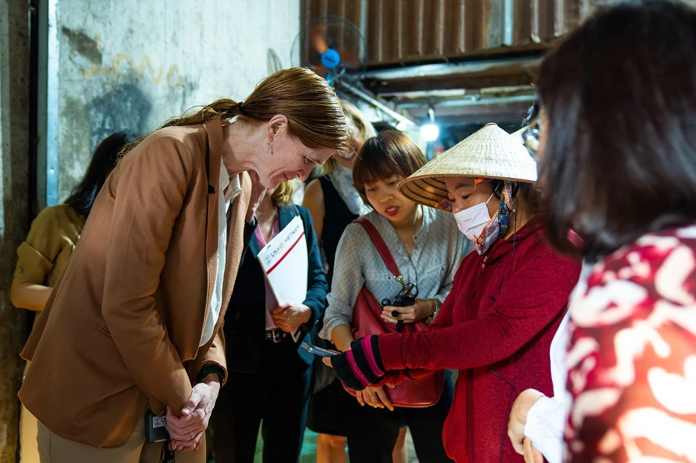 Bà Samantha Power, Tổng Giám đốc Cơ quan Phát triển Quốc tế Mỹ (USAID) trong một lần tiếp xúc với người dân Việt Nam. Ảnh: USAID.