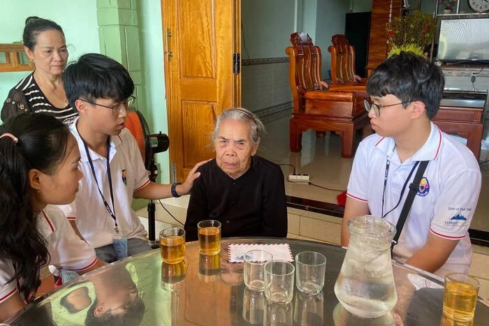 Các thanh niên, sinh viên kiều bào đã đến thăm và tặng quà cho Mẹ Việt Nam anh hùng. Ảnh: NVNONN.