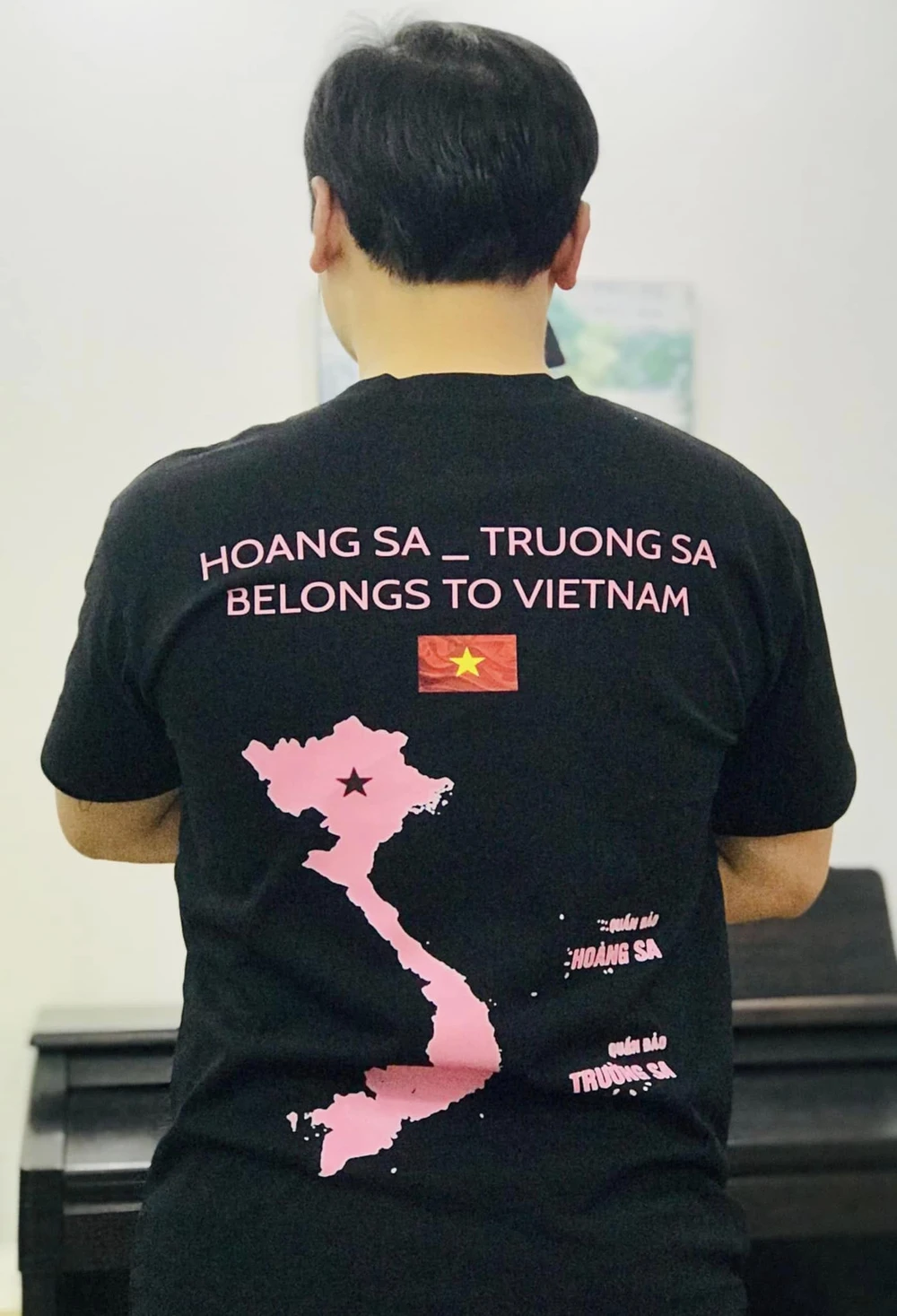 Mặt sau của chiếc áo có bản đồ Việt Nam và hai quần đảo Hoàng Sa, Trường Sa. Ảnh: XUÂN ĐẠT.