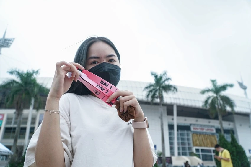 Rất nhiều bạn trẻ đã sở hữu cho mình các chiếc vòng tay của ban tổ chức chương trình. Ảnh: PHI HÙNG.