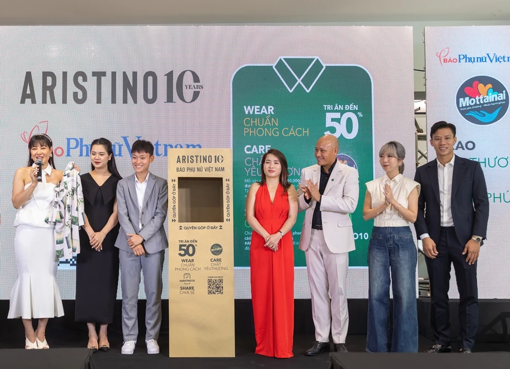 Diễn viên Thanh Hương dành tặng chiếc áo mình đã mặc trong phim 'Cuộc đời vẫn đẹp sao' cho chương trình.