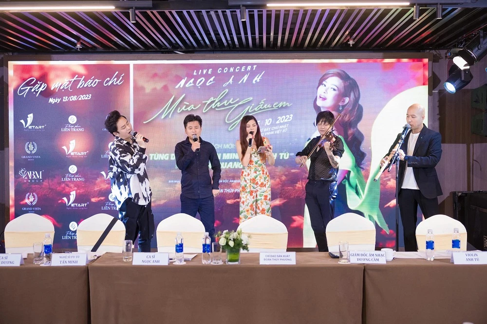 Bộ ba ca sĩ Tùng Dương, Tấn Minh, Ngọc Anh hát với nghệ sĩ violin Anh Tú và sáo trúc Đồng Quang Vinh. Ảnh: VŨ TOÀN. Bộ ba ca sĩ Tùng Dương, Tấn Minh, Ngọc Anh hát với nghệ sĩ violin Anh Tú và sáo trúc Đồng Quang Vinh. Ảnh: VŨ TOÀN.