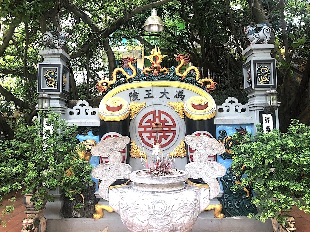 Lăng mộ Phùng Hưng tại ngõ 2 (phố Giảng Võ, phường Cát Linh, quận Đống Đa) bị viết sai chính tả chữ Hán. Ảnh: VT.