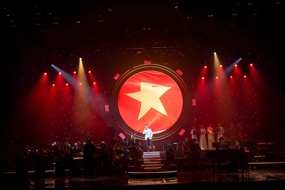 Ca sĩ Đăng Dương bày tỏ, anh muốn truyền lửa tình yêu nhạc cách mạng không chỉ đến với các thế hệ nghệ sĩ trẻ mà còn với đông đảo khán giả trẻ. Ảnh: VŨ TOÀN