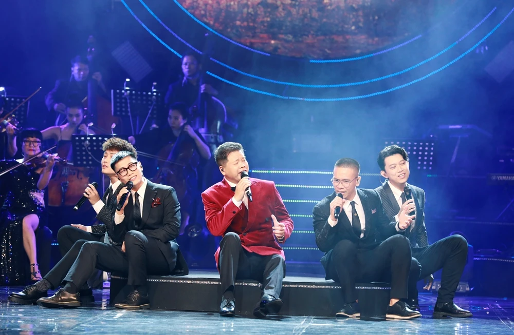 Ca sĩ Đăng Dương biểu diễn cùng nhóm nhạc OPlus. Ảnh: VŨ TOÀN