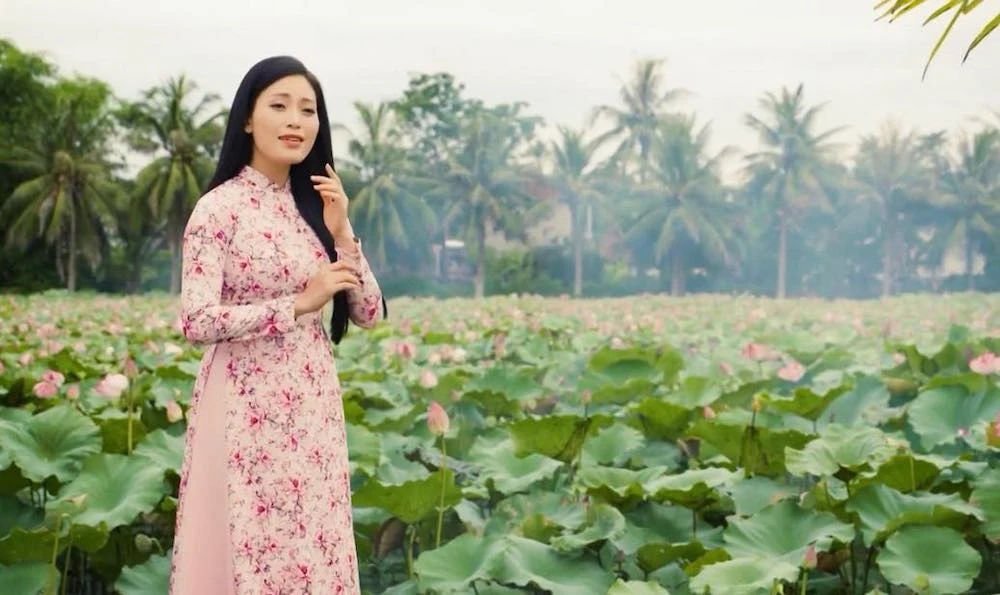 Hình ảnh trong MV cũng chính là hình ảnh của Huyền Trang ngoài đời.