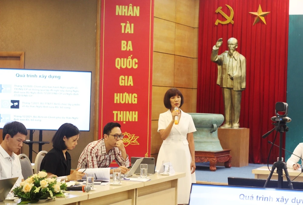 Bà Nguyễn Thanh Huyền, Phó Cục trưởng Cục Phát thanh, truyền hình và thông tin điện tử, trình bày một số nội dung trong Nghị định thay thế. Ảnh: VT.