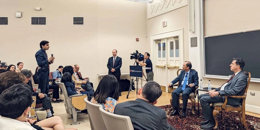 Đại sứ Nguyễn Quốc Dũng nói chuyện với các giáo sư và sinh viên Đại học Virginia, tiểu bang Virginia, Mỹ tháng 4-2023. Ảnh: PA.