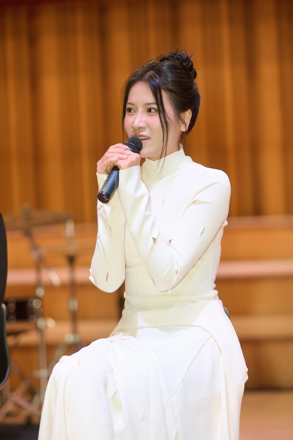 Ca sĩ Quỳnh Anh chia sẻ tại buổi họp báo.